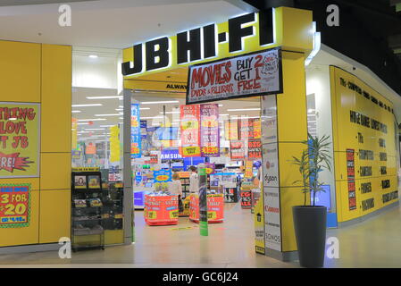 La gente visita JB HI-FI elettrodomestici shop a Melbourne Australiano. Foto Stock