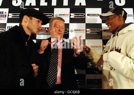 Boxer Kevin Mitchell e Bredis Prescott (a destra) come promotore Frank Warren guarda su durante una conferenza stampa al Copthorne Hotel, Newcastle. Foto Stock