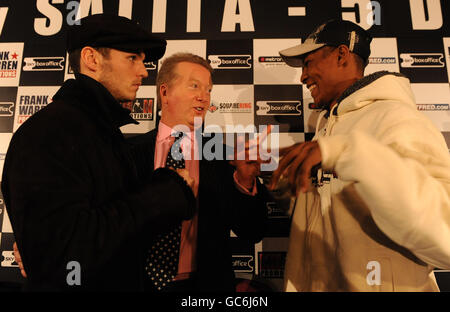 Boxer Kevin Mitchell e Bredis Prescott (a destra) come promotore Frank Warren guarda su durante una conferenza stampa al Copthorne Hotel, Newcastle. Foto Stock