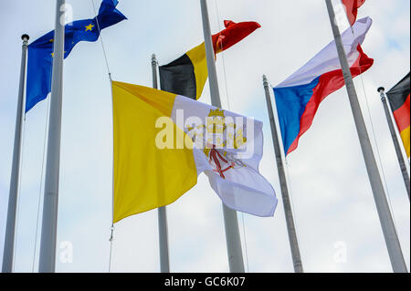 Bandiera del Vaticano al Parlamento europeo a Strasburgo, Francia Foto Stock