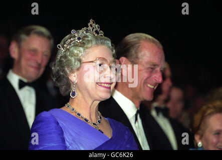 LA REGINA E IL DUCA DI EDIMBURGO GODENDO IL GRANDE EVENTO DI STASERA (LUNEDI) UNA CELEBRAZIONE DEL 40 ° ANNIVERSARIO DELL'ADESIONE DELLA REGINA AL TRONO. Foto Stock