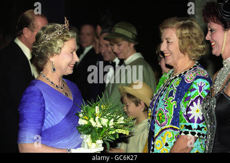 LA REGINA PARLA CON DAME VERA LYNN ALLA CORTE DEI CONTI DI LONDRA QUESTA SERA (LUNEDÌ) DOPO IL GRANDE EVENTO, UNA CELEBRAZIONE DEL 40° ANNIVERSARIO DELL'ADESIONE DELLA REGINA AL TRONO. Foto Stock