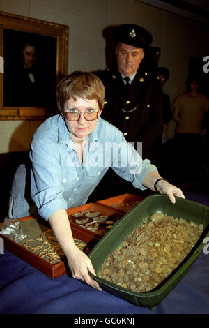 MISS CATHERINE JOHNS-BRTISH MUSEUM CURATORE NEL DIPARTIMENTO DI ANTICHITÀ PREISTORICHE E ROMANE BRITANNICHE-MOSTRA ALCUNE DELLE MONETE D'ORO E D'ARGENTO ROMANO, ANCORA COPERTO DI TERRENO, SCOPERTO IN UN CAMPO DI SUFFOLK DA ERIC LAWES. Foto Stock