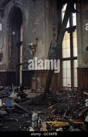 Le travi a vista e le pareti danneggiate dal fumo illustrano i danni causati alla St. George's Hall, al Castello di Windsor, dall'incendio che infuriava attraverso il Castello. Foto Stock