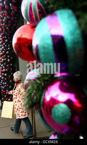 Uno shopping natalizio su Oxford Street, nel centro di Londra, durante il quinto evento annuale molto importante per i pedoni. Foto Stock