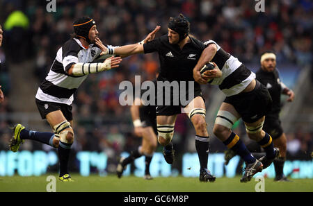 Rugby Union - il Trofeo Mastercard 2009 - Barbarians / Nuova Zelanda - Stadio di Twickenham. Victor Matfield dei barbari e Rocky Elsom e Richie McCaw della Nuova Zelanda Foto Stock