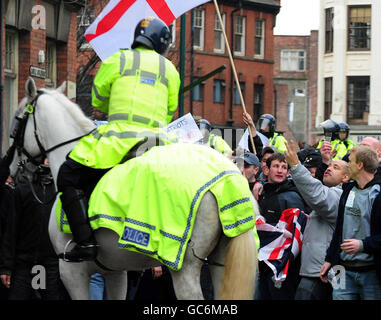 I membri della Lega della Difesa inglese si scontrano con la polizia a Castle Road, Nottingham. Foto Stock