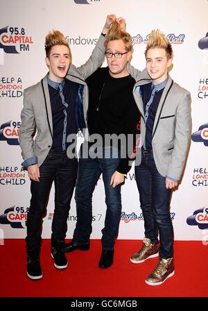 John e Edward Grimes, alias Jedward, con Dean Piper (al centro) nella sala stampa della sfera della Campana di Jingle della capitale FM all'Arena O2 di Londra. Foto Stock