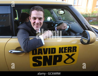 David Kerr, candidato SNP per la by-elezione di Glasgow North East, visita il seggio elettorale della Scuola materna di Scaraway mentre le votazioni sono in corso nella by-elezione del Nord Est. Foto Stock