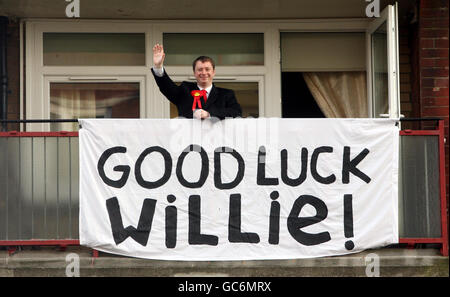 Willie Bain, candidato laburista per la by-elezione Glasgow Nord Est sul balcone di un blocco di appartamenti a Springburn, mentre il voto è in corso nel Nord Est by-election. Foto Stock