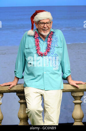 Rolf Harris filma il video per il suo nuovo singolo Christmas in the Sun, agli Shepperton Studios di Twickenham. Foto Stock