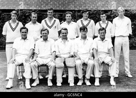 TEAM WARWICKSHIRE: BACK ROW(L/R):E.HEMMINGS, R.N. ABBERLEY, W.BLENKIRON, A.GORDON, S.J..ROUSE, W. TIDY LEWINGTON. PRIMA FILA (L/R): J.A.JAMESON, M.J. .SMITH. A.C.SMITH(CAPITANO), D.J. MARRONE, D.L.AMNS. S&G AGOSTO 1970 Foto Stock