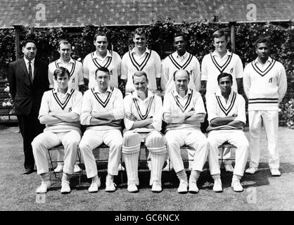 The Warwickshire Team Group: Back row, da sinistra a destra- Phil Pike(marcatore): R. J.A.Jameson. W.Blenkiron: L.R.Gibbs: D.L.amiss: R.B.Kanhai. Prima fila, da sinistra a destra - D.J. Marrone: T.W. Cartwright. A.C.Smith(capt) W.J. Stewart: K.Ibadulla luglio 68 Foto Stock