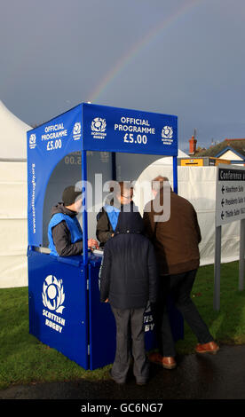 I fan si accodano per acquistare programmi di incontri al di fuori di Murrayfield Foto Stock