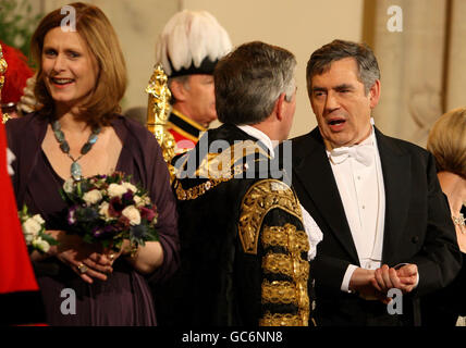 Il nuovo Lord Mayor di Londra, Alderman Nick Anstee (centro), il primo Ministro Gordon Brown e sua moglie Sarah (a sinistra) durante il banchetto del Lord Mayor, presso la Guildhall nella città di Londra. Foto Stock