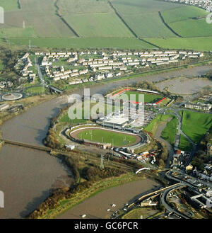 Una vista aerea dell'area di Workington che mostra il ponte Northside distrutto mentre le inondazioni hanno sommerso grandi parti della Cumbria. Foto Stock