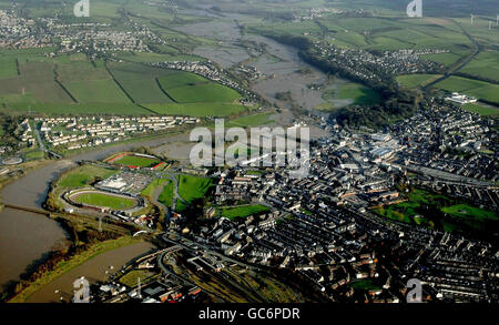 Una vista aerea dell'area danneggiata dalle alluvioni di Workington quando le inondazioni sommergono grandi parti di Cumbria. Foto Stock