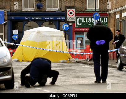 Adolescente pugnalato a morte in strada Foto Stock