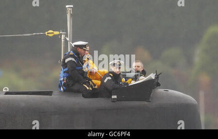 Il più grande e potente sottomarino di attacco mai costruito per la Royal Navy, astuto, salpa su Clyde e nel Gareloch per arrivare per la prima volta a casa alla base navale di Faslane in Scozia. Foto Stock