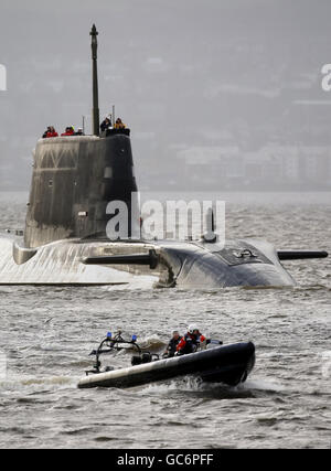 Il più grande e potente sottomarino di attacco mai costruito per la Royal Navy, astuto, salpa su Clyde e nel Gareloch per arrivare per la prima volta a casa alla base navale di Faslane in Scozia. Foto Stock