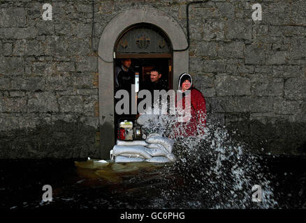 La vista su River Street, Ballinasloe in Co.Galway, che è inondato sotto 3 piedi di acqua dopo che il fiume succhia scoppiato le sue rive dopo la pioggia pesante durante la notte, più pioggia è previsto questo fine settimana. Foto Stock