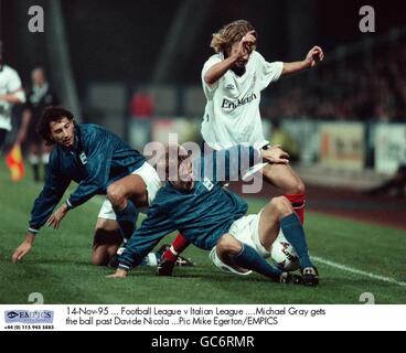 14 novembre 95. Campionato di calcio / Lega Italiana .Michael Grey passa la palla a Davide Nicola Foto Stock