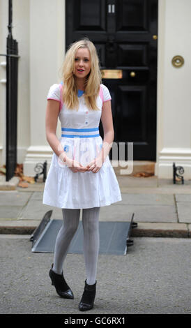 X Factor e la performer del West End Diana Vickers arriva a No11 Downing Street per il decimo anniversario dei Gold Diana Awards a Londra, dove ha consegnato premi ai giovani che hanno avuto un impatto sulla società nel Regno Unito. Foto Stock