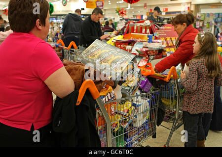 Check-out affollati a Sainsbury's nel Quays Shopping Center, Newry, mentre orde di acquirenti hanno attraversato oggi il confine con l'Irlanda del Nord, come hanno utilizzato lo sciopero nazionale della Repubblica per fare scorta di shopping di Natale. Foto Stock