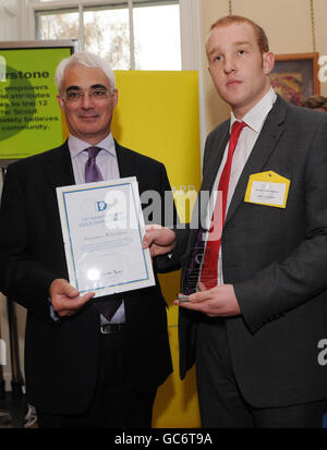 Ben Bilverstone di Coventry riceve il suo decimo anniversario Gold Diana Award dal Cancelliere Alistair Darling al numero 11 di Downing Street. Foto Stock