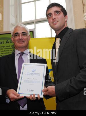 Michael Austin dell'Essex riceve il suo decimo anniversario Gold Diana Award dal Cancelliere Alistair Darling al n. 11 Downing Street. Foto Stock