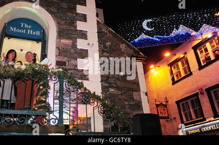 Il Principe del Galles con la presentatrice televisiva Julia Bradbury, dopo aver acceso le luci di Natale a Keswick, durante una visita alle città colpite dalle inondazioni di Cumbria. Foto Stock