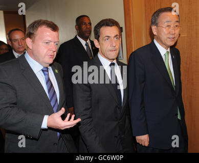 Il presidente francese Nicolas Sarkozy (centro), il primo ministro danese Lars Lokke Rasmussen (sinistra) e il segretario generale delle Nazioni Unite Ban Ki Moon partecipano all'incontro dei capi di governo del Commonwealth a Trinidad. Foto Stock