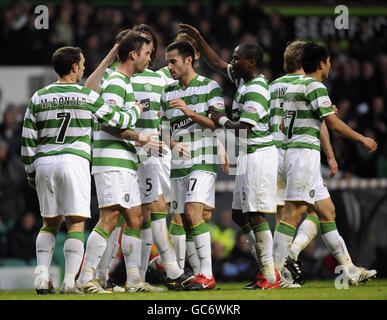 Il Celtic's Scott McDonald festeggia l'obiettivo di apertura del gioco durante la partita della Clydesdale Bank Scottish Premier League al Celtic Park di Glasgow. Foto Stock