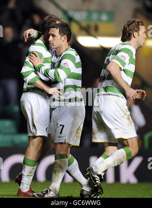 Scott Mcdonald di Celtic celebra il suo secondo obiettivo con il compagno di squadra durante la partita della Clydesdale Bank Scottish Premier League al Celtic Park di Glasgow. Foto Stock