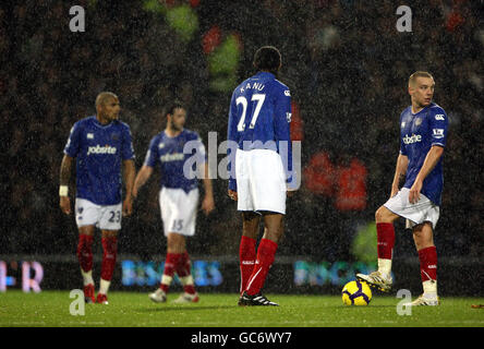 Calcio - Barclays Premier League - Portsmouth / Manchester United - Fratton Park. Jamie o'Hara di Portsmouth (a destra) è stato abbattuto dopo che il Ryan Giggs del Manchester United segna il suo quarto obiettivo Foto Stock