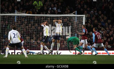 Calcio - Barclays Premier League - Aston Villa v Tottenham Hotspur - Villa Park. Michael Dawson (centro) di Tottenham Hotspur e Peter Crouch (seconda a sinistra) hanno un'occasione perduta Foto Stock