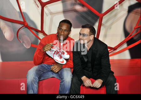 Bono e Didier Drogba (a sinistra) durante la conferenza stampa Nike Global Announcement a Town London, Londra. Foto Stock