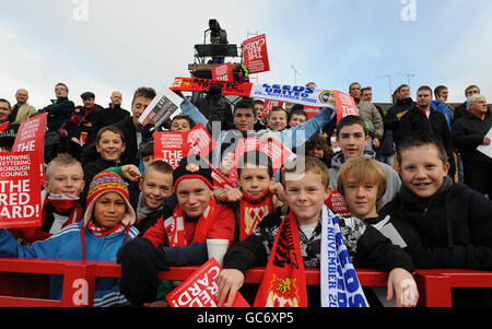 Calcio - fa Cup - secondo turno - Kettering Town / Leeds United - Elgood's Brewery Arena. I tifosi di Kettering Town mostrano il loro sostegno nelle tribune prima di partire Foto Stock