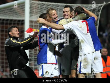 Calcio - Carling Cup - Quarter Final - Blackburn Rovers v Chelsea - Ewood Park. I giocatori di Blackburn Rovers celebrano la vittoria del loro sparo di rigore su Chelsea Foto Stock