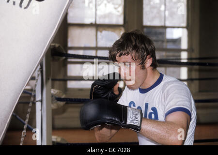 John H. Stracey, ex campione mondiale di pesi Welterweight che si allenava per il suo titolo mondiale eliminatore con David 'Boy' Green, campione britannico ed europeo di pesi leggeri, all'Empire Pool di Wembley. Foto Stock