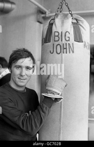 John H. Stracey, ex campione mondiale di pesi Welterweight che si allenava per il suo titolo mondiale eliminatore con David 'Boy' Green, campione britannico ed europeo di pesi leggeri, all'Empire Pool di Wembley. Foto Stock