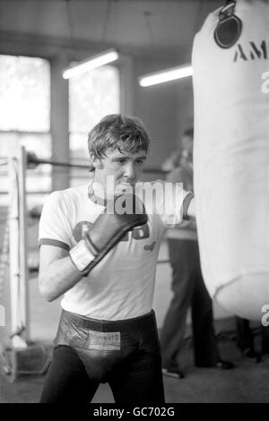 John H. Stracey, ex campione mondiale di pesi Welterweight che si allenava per il suo titolo mondiale eliminatore con David 'Boy' Green, campione britannico ed europeo di pesi leggeri, all'Empire Pool di Wembley. Foto Stock