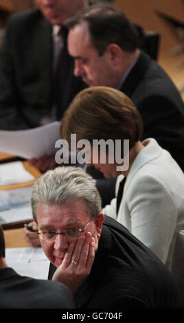 Michael Russell durante il suo primo tempo delle interrogazioni come nuovo Segretario per l'istruzione durante le interrogazioni dei primi Ministri al parlamento scozzese a Edimburgo. Foto Stock