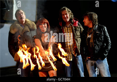 Jeremey Clarkson (a sinistra), James May (2° a destra) e Richard Hammond (a destra) del programma televisivo della BBC Top Gear con Naomi Lynch al Top Gear Live Show al RDS Showgrounds di Dublino. Foto Stock