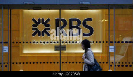 Una donna passa davanti alla sede della Royal Bank of Scotland nella città di Londra. Foto Stock