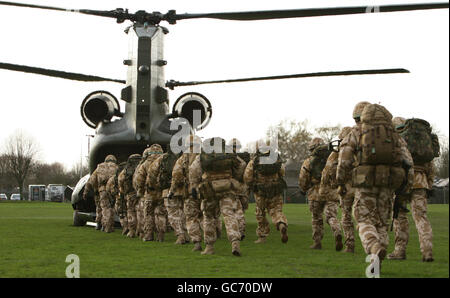 Soldati del 1° Battaglione il gallese reale prendono parte ad un esercizio di addestramento a Dale Barracks a Chester. Foto Stock