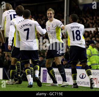 Michael Dawson di Tottenham Hotspur (2° a destra) Festeggia con i suoi compagni di squadra Aaron Lennon (a sinistra) e Jermain Defoe (a destra) dopo aver segnato il loro secondo gol Foto Stock