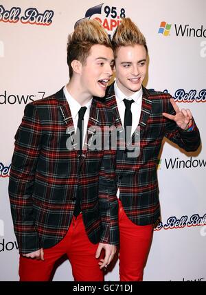 John e Edward Grimes, alias Jedward, nella sala stampa della sfera della campana della capitale FM alla O2 Arena di Londra. Foto Stock