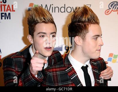 John e Edward Grimes, alias Jedward, nella sala stampa della sfera della campana della capitale FM alla O2 Arena di Londra. Foto Stock