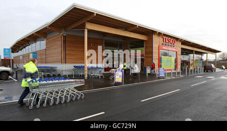 Negozio Tesco neutro al carbonio. Una visione generale del primo negozio Tesco al mondo a carbonio neutro, a Ramsey, Cambridgeshire. Foto Stock